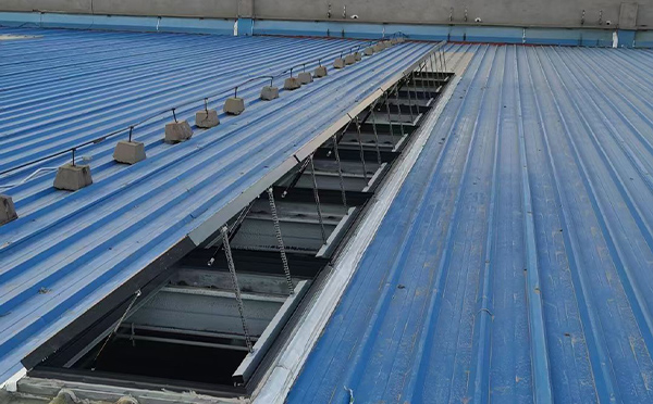 某城市大型商业综合体中庭乐都排烟窗工程