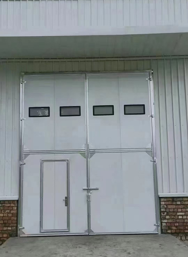 乐都工业门在设备装配车间出入口的实施记录